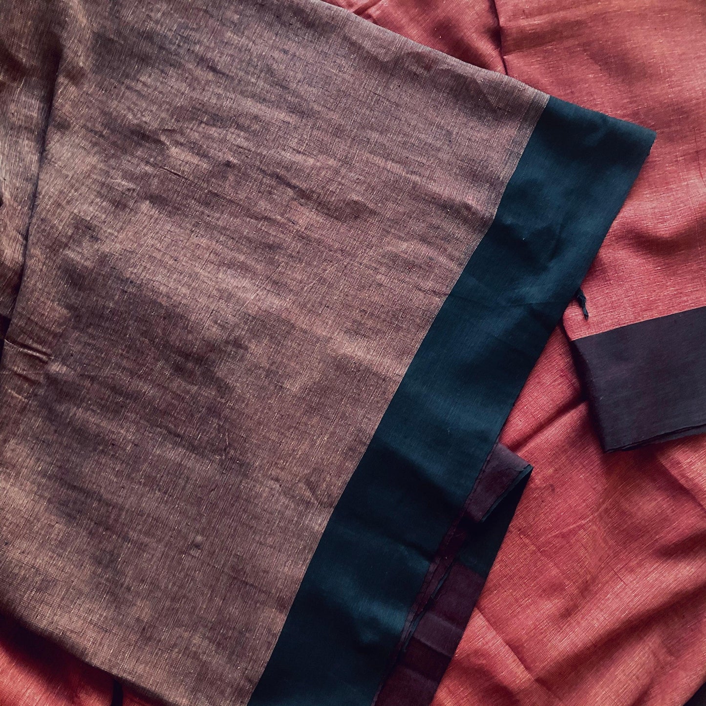 Handloom Maroon Pink Khadhi cotton saree with brown borders, featuring the brown shaded blouse open look.