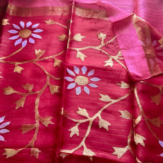 Full view of a plain borderless silk linen saree featuring a heavily woven full Jamdani pallu and a gold-striped linen blouse piece.