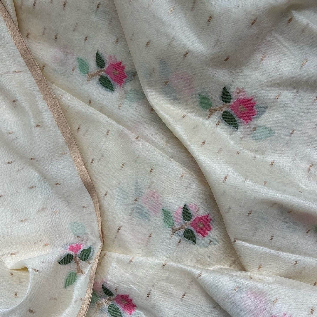 half white semi linen. Jamdhani woven saree Close-up